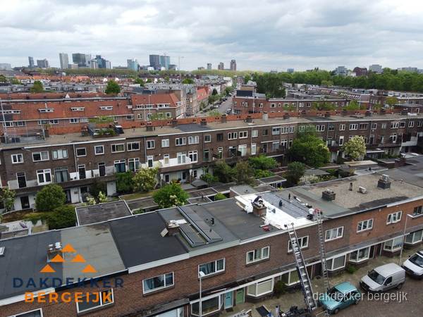 Spoed dakdekker aan het werk op plat dak in woonwijk Bergeijk