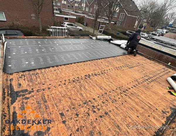 Dakdekker legt onderlaag op plat dak met houten constructie in Bergeijk Dakdekker legt onderlaag op plat dak met houten constructie in Bergeijk