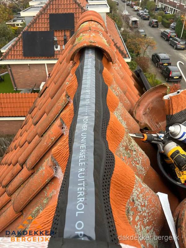 Dakdekker vervangt nokvorst met ruiterrol op pannendak in Bergeijk Dakdekker vervangt nokvorst met ruiterrol op pannendak in Bergeijk