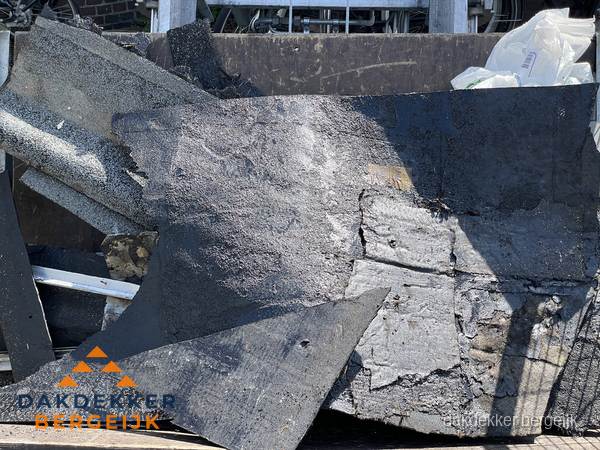 Kosten dakrenovatie: afvoer oud dakmateriaal in Bergeijk