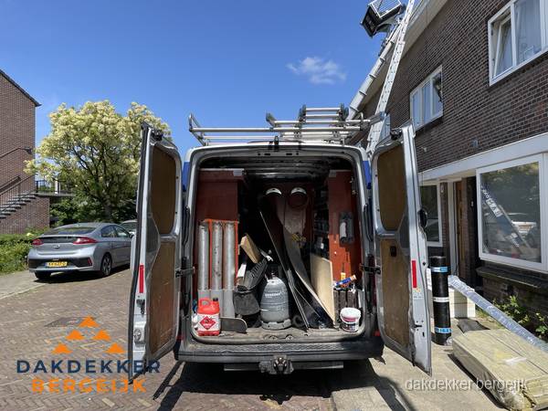 Spoed dakdekker bus met gereedschap en ladder bij woning in Bergeijk