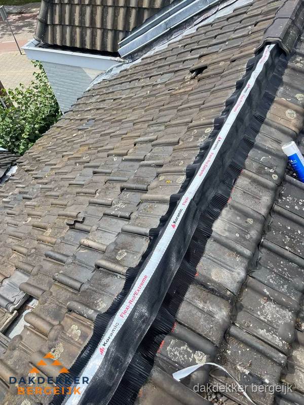 Nokvorst renovatie met Koramic nokrol op schuin pannendak in Bergeijk Nokvorst renovatie met Koramic nokrol op schuin pannendak in Bergeijk