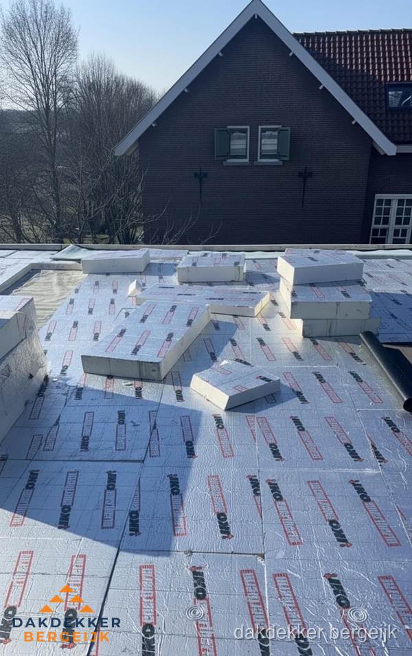 IKO PIR isolatieplaten op plat dak in Bergeijk IKO PIR isolatieplaten op plat dak in Bergeijk