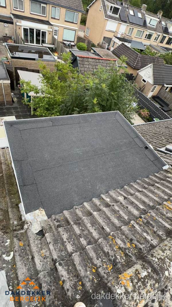 Plat dak aanbouw met bitumen dakbedekking in woonwijk Bergeijk
