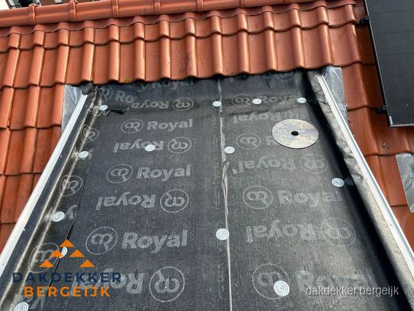 Nieuw dak met dakpannen en Royal onderlaag bij woning in Bergeijk