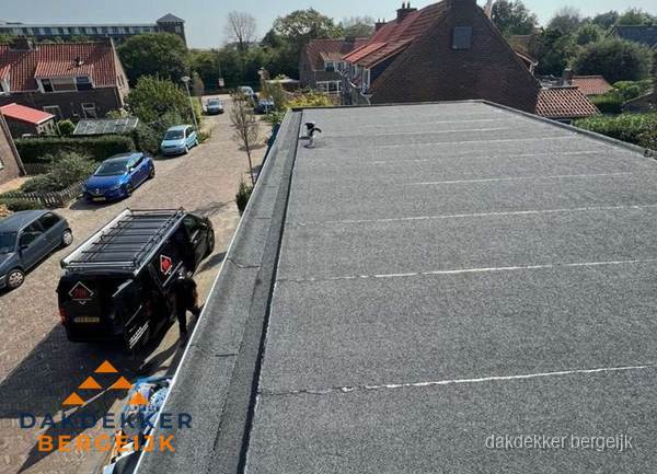 Nieuw bitumen plat dak met uitzicht over woonwijk in Bergeijk Nieuw bitumen plat dak met uitzicht over woonwijk in Bergeijk