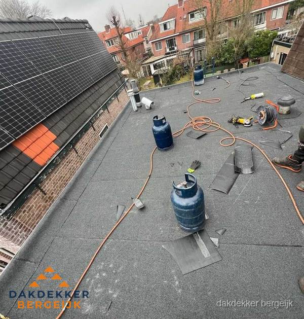 Daklekkage repareren met brandgereedschap op plat dak in Bergeijk