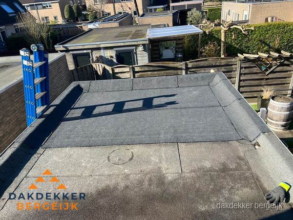 Dakdekker bij bitumen plat dak renovatie in Bergeijk