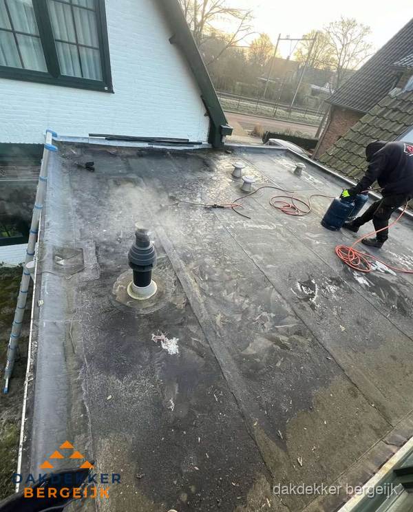 Dakdekker verhelpt daklekkage op plat dak in Bergeijk