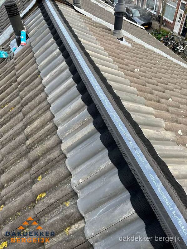 Nokvorst met Monier ventilatie op schuin pannendak in Bergeijk