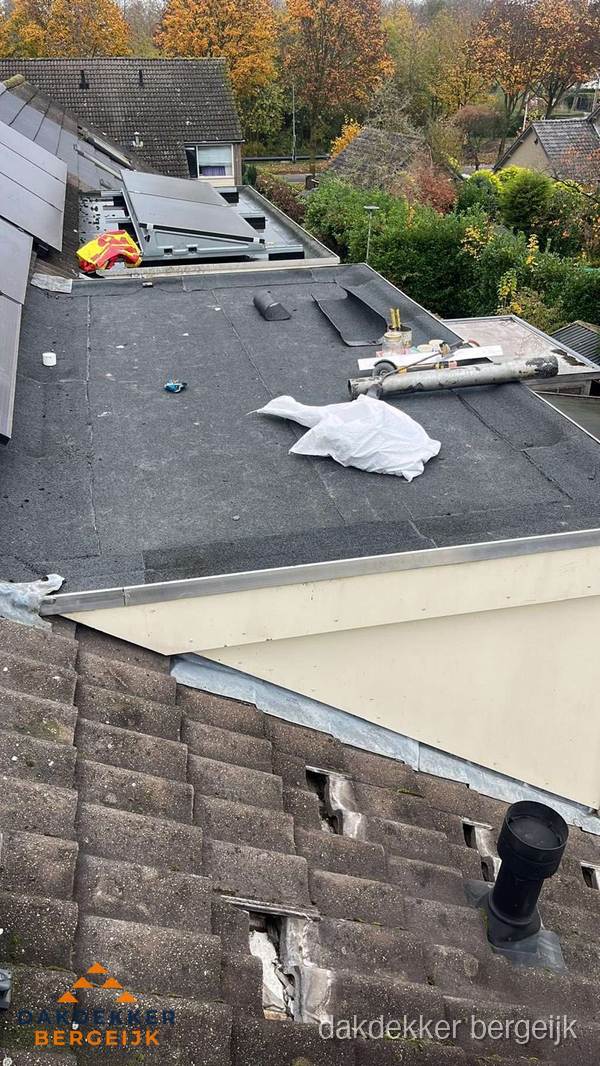 Beschadigde dakbedekking op plat dak voor reparatie in Bergeijk Beschadigde dakbedekking op plat dak voor reparatie in Bergeijk