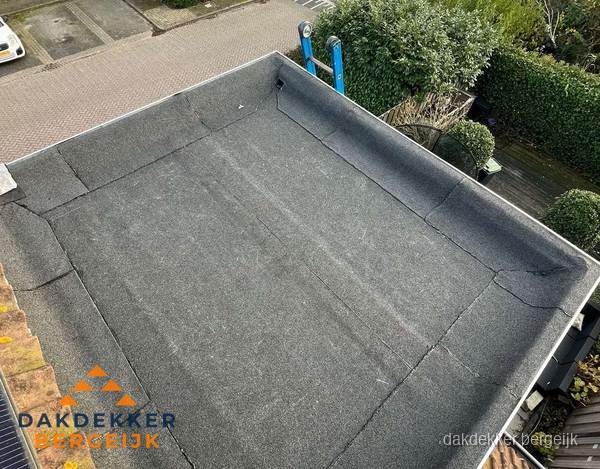 Gerenoveerd plat dak met nieuwe bitumen dakbedekking in Bergeijk