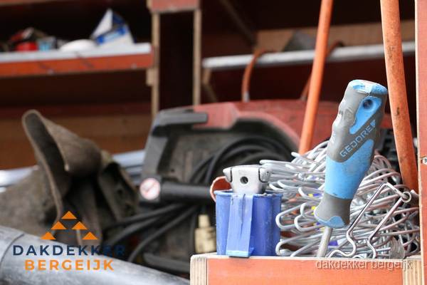 Professioneel gereedschap van dakdekker in Bergeijk