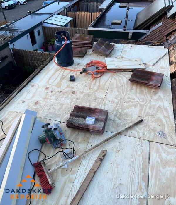 Dakreparatie werkzaamheden op plat dak met gereedschap in Bergeijk