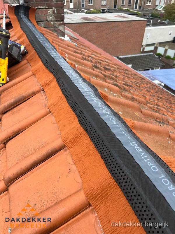 Nokventilatie installeren op hellend pannendak in Bergeijk Nokventilatie installeren op hellend pannendak in Bergeijk