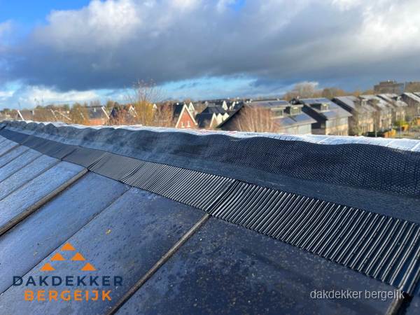 Dakisolatie bij de nok met ventilatieprofiel op schuin dak in Bergeijk Dakisolatie bij de nok met ventilatieprofiel op schuin dak in Bergeijk
