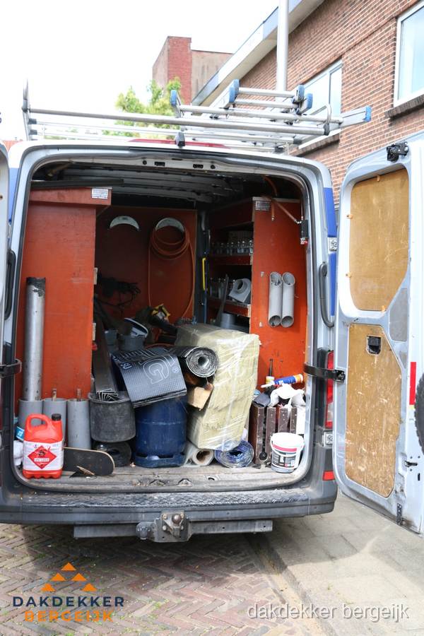Bedrijfsbus van dakdekker met gereedschap en materialen in Bergeijk