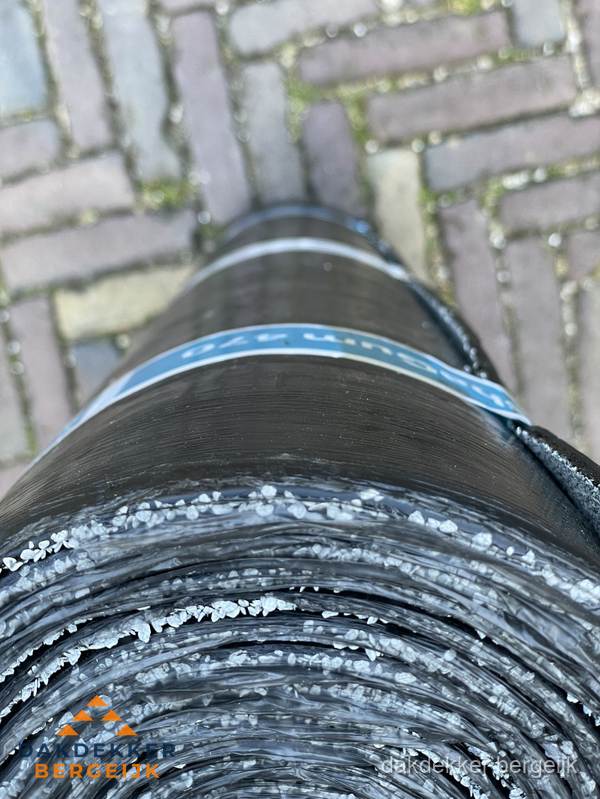 Rol bitumen dakleer met leislag voor plat dak in Bergeijk