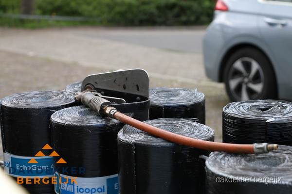 Rollen bitumen dakbedekking EshaGum klaar voor installatie in Bergeijk Rollen bitumen dakbedekking EshaGum klaar voor installatie in Bergeijk