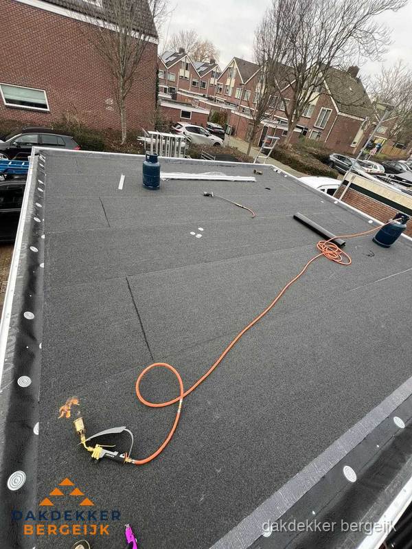 Afgewerkte dakrenovatie met bitumen op plat dak in Bergeijk Afgewerkte dakrenovatie met bitumen op plat dak in Bergeijk
